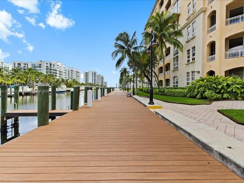 For Sale: $395,000 (2 beds, 2 baths, 1368 Square Feet)