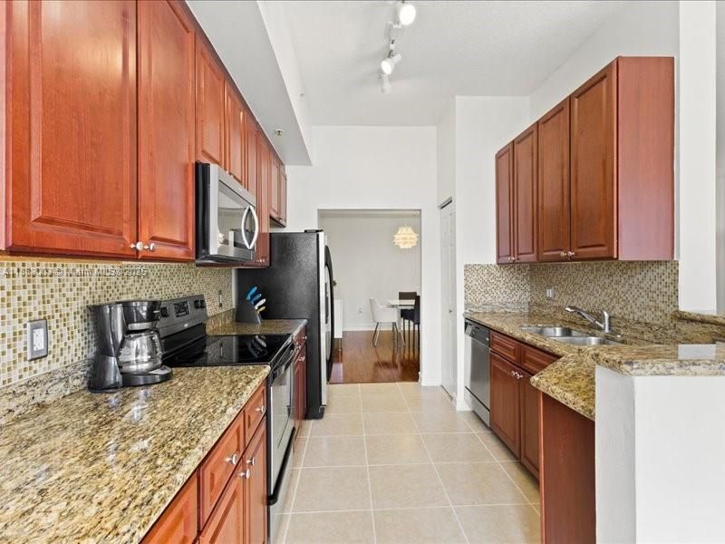 For Sale: $395,000 (2 beds, 2 baths, 1368 Square Feet)