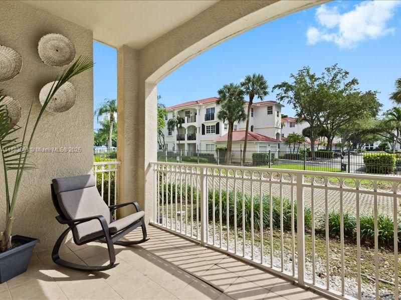 For Sale: $395,000 (2 beds, 2 baths, 1368 Square Feet)