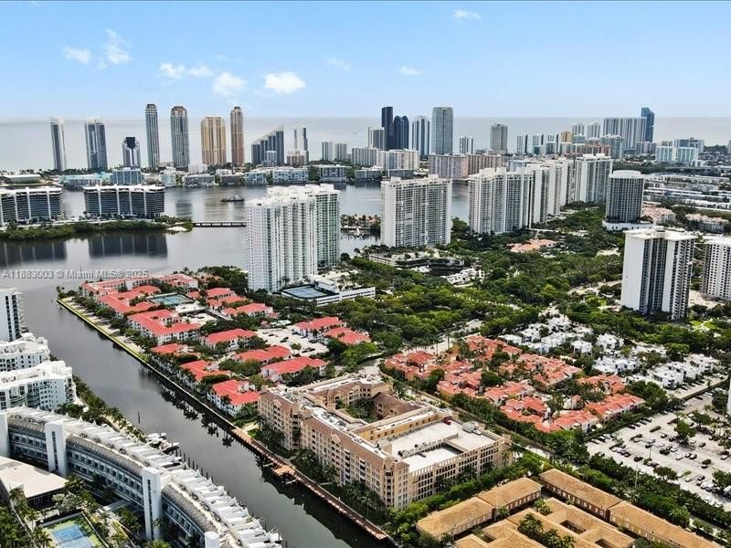 For Sale: $395,000 (2 beds, 2 baths, 1368 Square Feet)