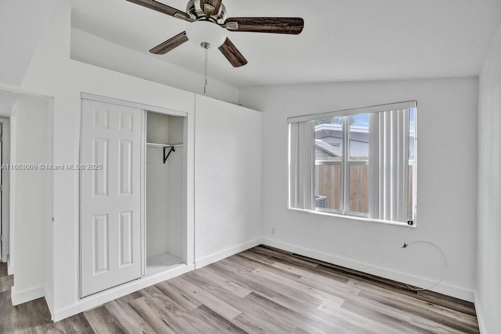 Под контрактом: $774,900 (4 спален, 2 ванн, 1985 Квадратных фут)