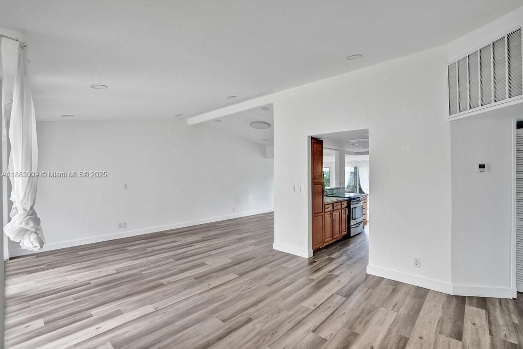 Под контрактом: $774,900 (4 спален, 2 ванн, 1985 Квадратных фут)