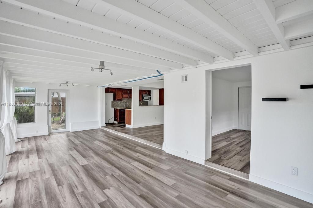 Под контрактом: $774,900 (4 спален, 2 ванн, 1985 Квадратных фут)