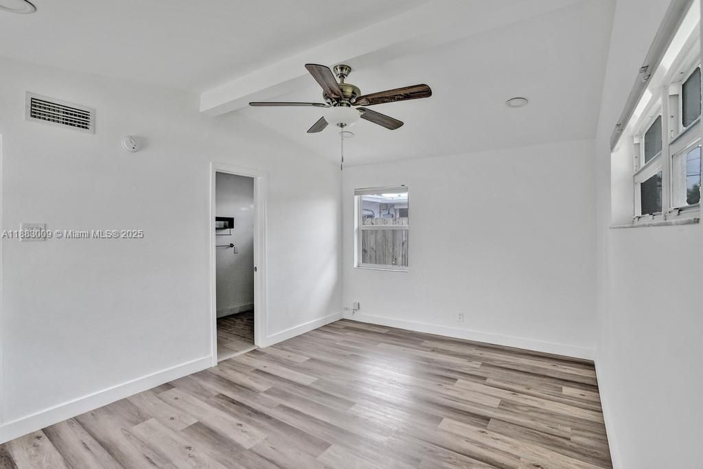 Под контрактом: $774,900 (4 спален, 2 ванн, 1985 Квадратных фут)