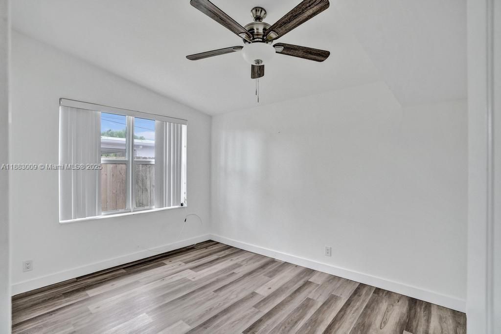 Под контрактом: $774,900 (4 спален, 2 ванн, 1985 Квадратных фут)