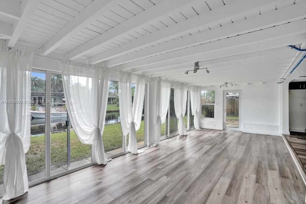 Под контрактом: $774,900 (4 спален, 2 ванн, 1985 Квадратных фут)