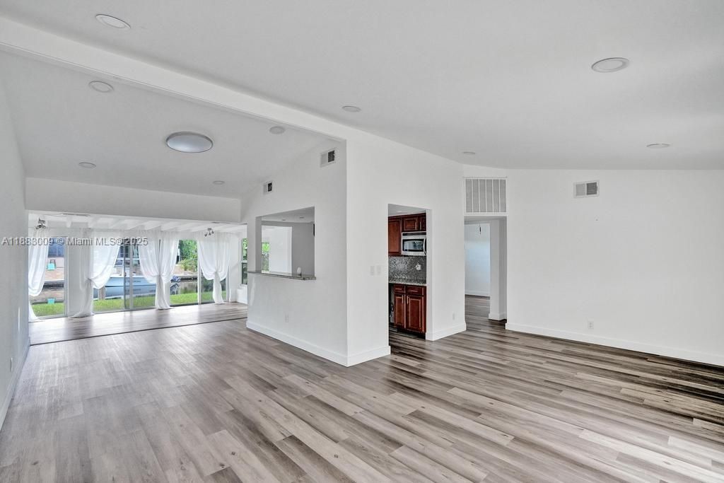 Под контрактом: $774,900 (4 спален, 2 ванн, 1985 Квадратных фут)