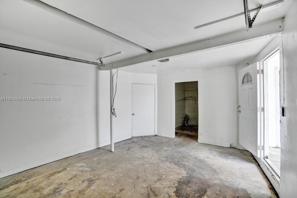 Под контрактом: $774,900 (4 спален, 2 ванн, 1985 Квадратных фут)