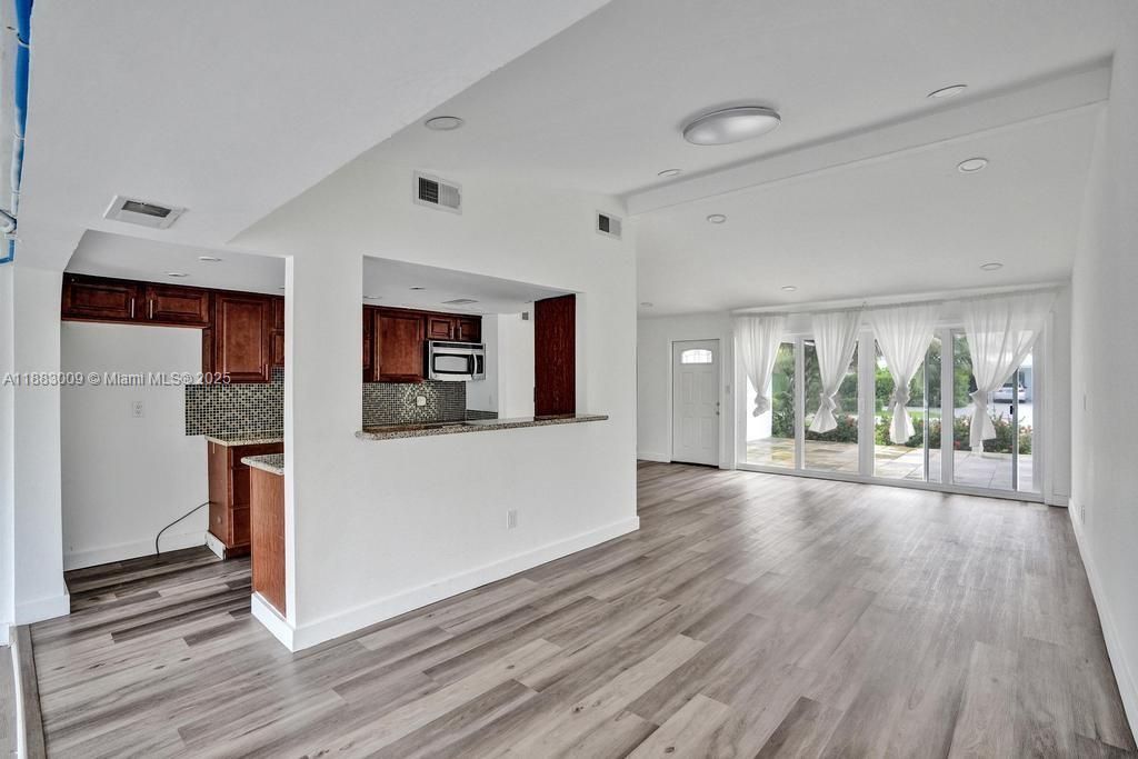 Под контрактом: $774,900 (4 спален, 2 ванн, 1985 Квадратных фут)