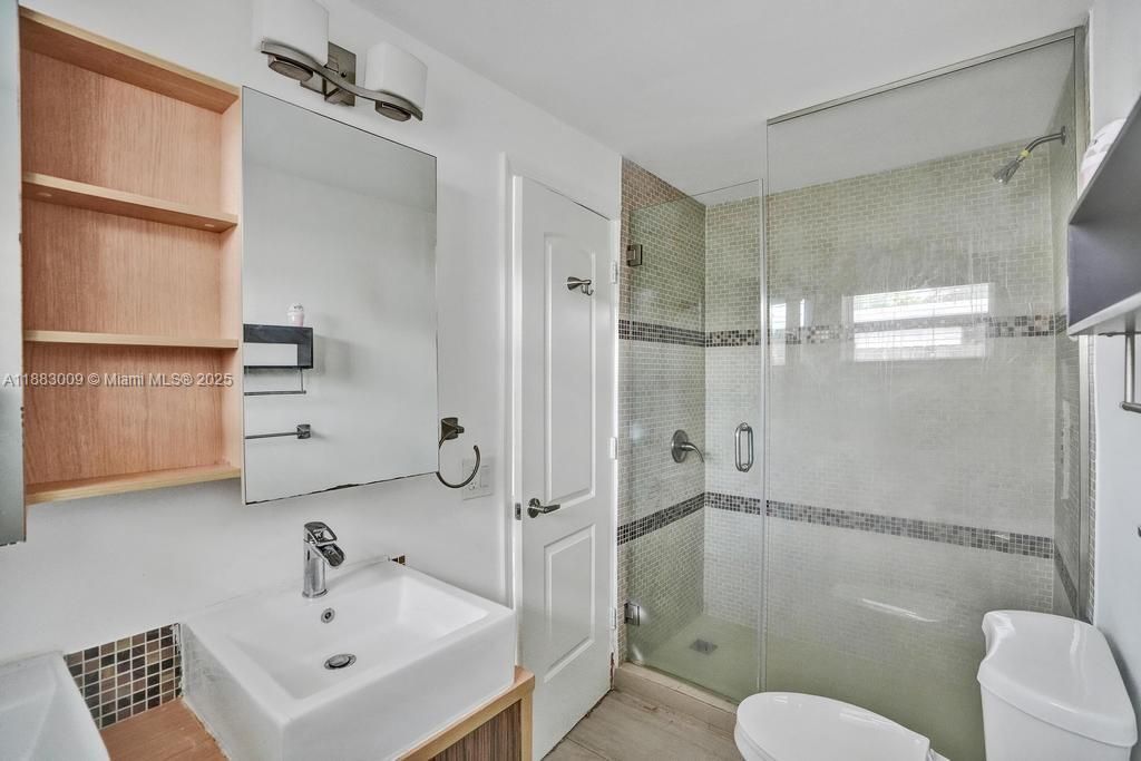 Под контрактом: $774,900 (4 спален, 2 ванн, 1985 Квадратных фут)