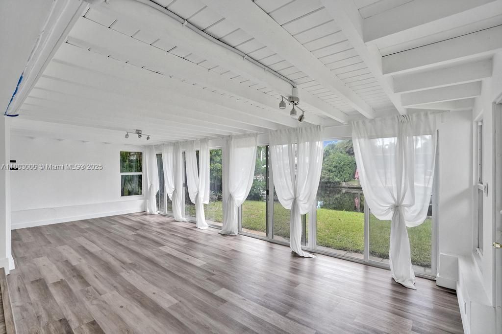 Под контрактом: $774,900 (4 спален, 2 ванн, 1985 Квадратных фут)