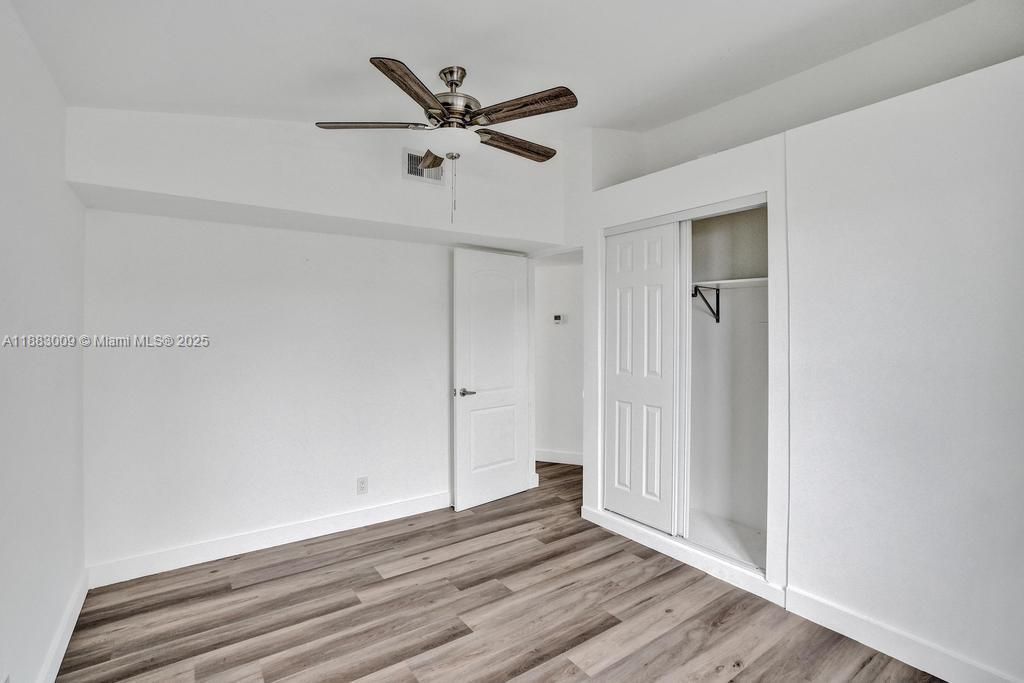 Под контрактом: $774,900 (4 спален, 2 ванн, 1985 Квадратных фут)