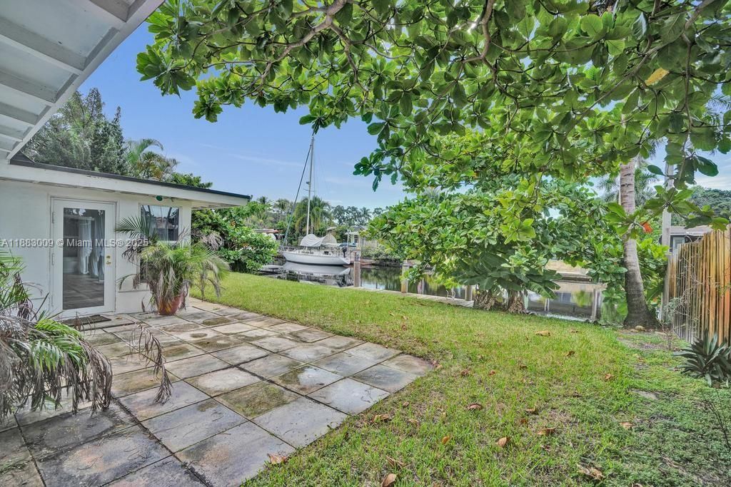 Под контрактом: $774,900 (4 спален, 2 ванн, 1985 Квадратных фут)