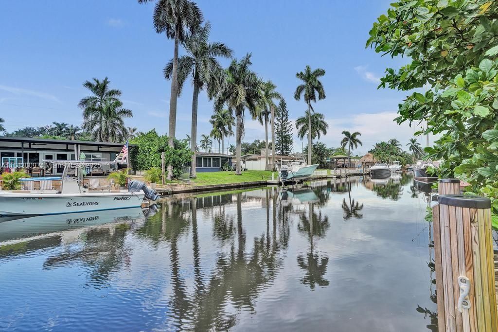 Под контрактом: $774,900 (4 спален, 2 ванн, 1985 Квадратных фут)