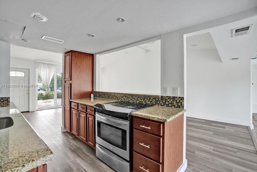 Под контрактом: $774,900 (4 спален, 2 ванн, 1985 Квадратных фут)