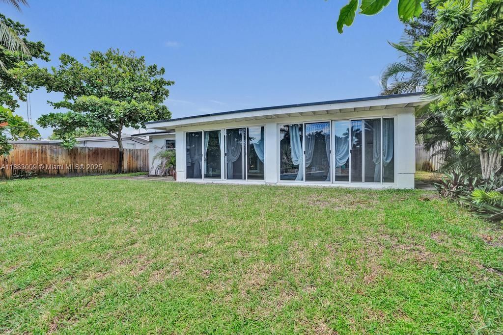 Под контрактом: $774,900 (4 спален, 2 ванн, 1985 Квадратных фут)