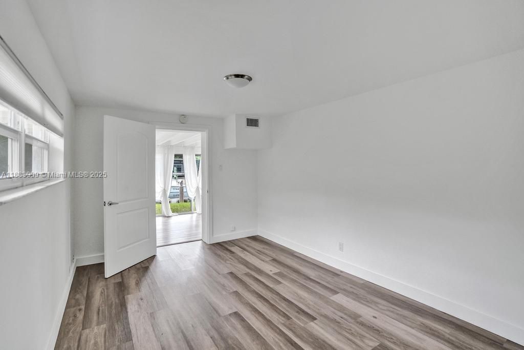 Под контрактом: $774,900 (4 спален, 2 ванн, 1985 Квадратных фут)