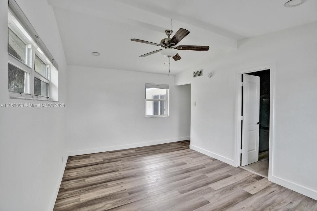 Под контрактом: $774,900 (4 спален, 2 ванн, 1985 Квадратных фут)