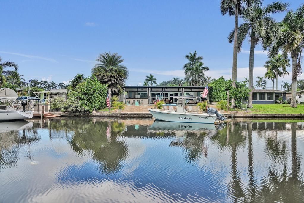 Под контрактом: $774,900 (4 спален, 2 ванн, 1985 Квадратных фут)