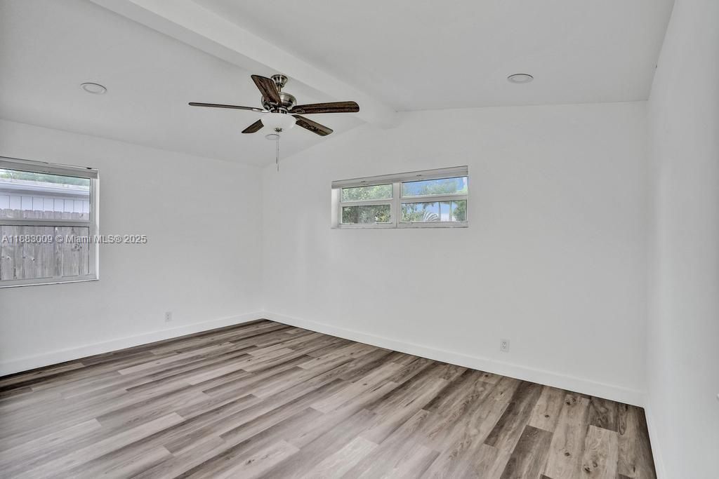 Под контрактом: $774,900 (4 спален, 2 ванн, 1985 Квадратных фут)