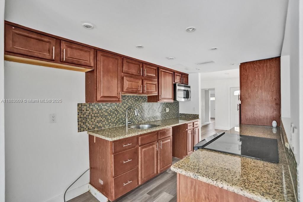 Под контрактом: $774,900 (4 спален, 2 ванн, 1985 Квадратных фут)