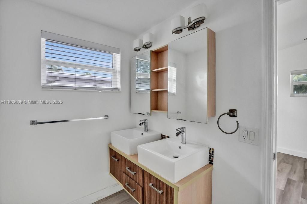 Под контрактом: $774,900 (4 спален, 2 ванн, 1985 Квадратных фут)