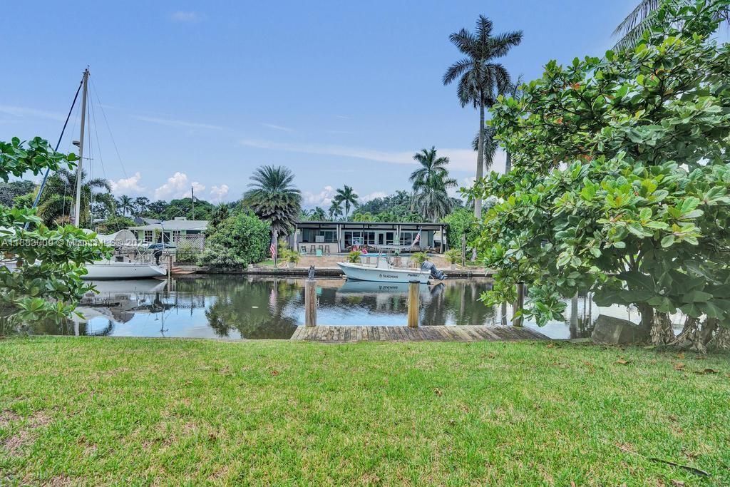 Под контрактом: $774,900 (4 спален, 2 ванн, 1985 Квадратных фут)