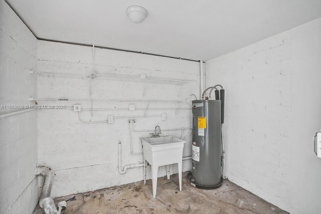 Под контрактом: $774,900 (4 спален, 2 ванн, 1985 Квадратных фут)