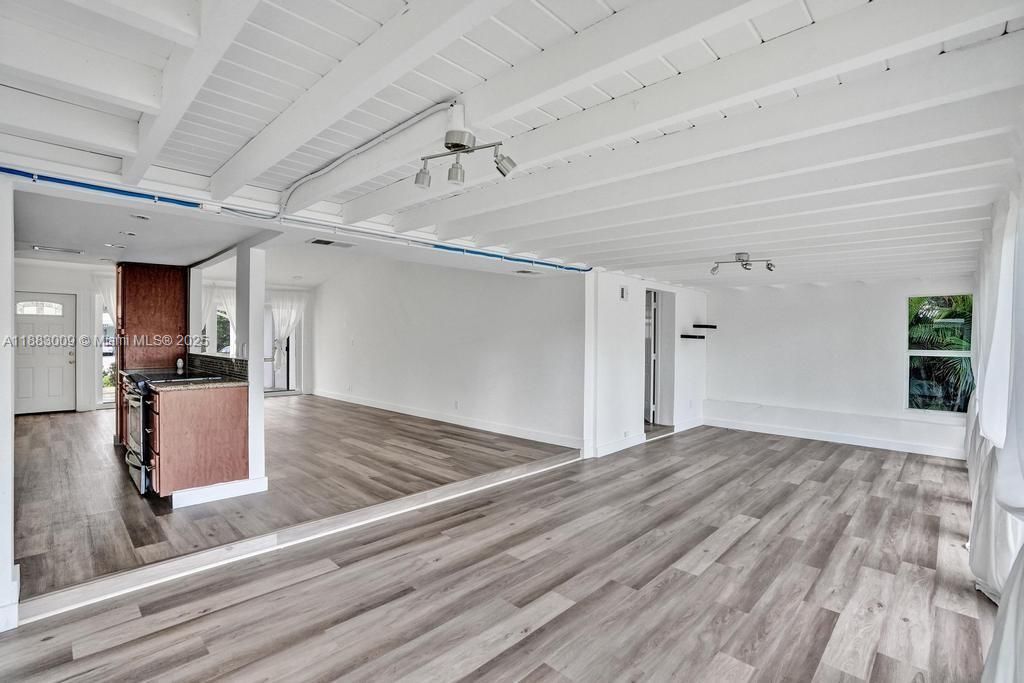 Под контрактом: $774,900 (4 спален, 2 ванн, 1985 Квадратных фут)