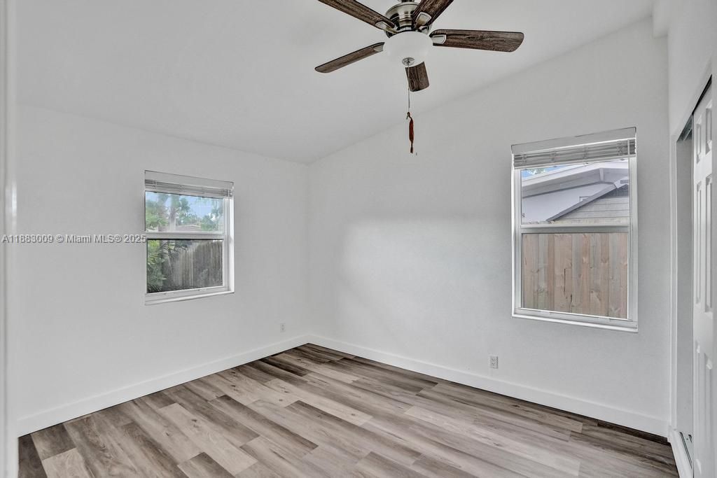 Под контрактом: $774,900 (4 спален, 2 ванн, 1985 Квадратных фут)