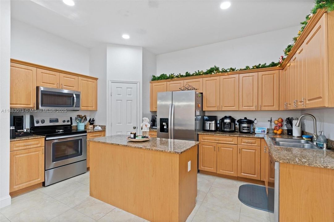 Active With Contract: $2,500 (4 beds, 3 baths, 1860 Square Feet)