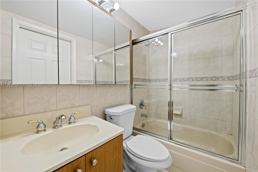 2nd Bathroom - Cabana