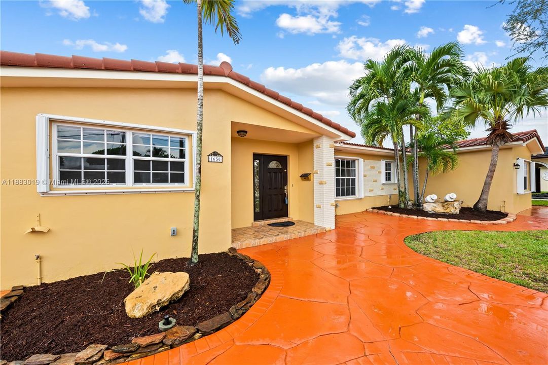 Recently Rented: $4,800 (5 beds, 3 baths, 1920 Square Feet)