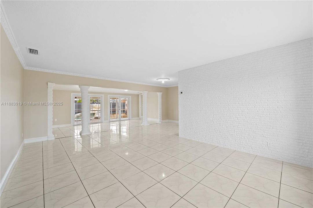 Recently Rented: $4,800 (5 beds, 3 baths, 1920 Square Feet)