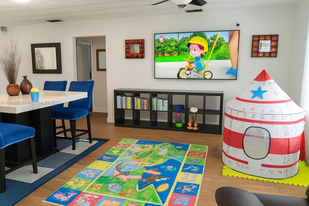 For Sale: $425,000 (4 beds, 2 baths, 1516 Square Feet)