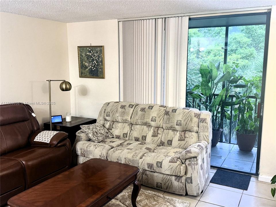 最近租的: $2,200 (2 贝兹, 2 浴室, 965 平方英尺)