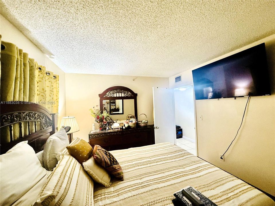 最近租的: $2,200 (2 贝兹, 2 浴室, 965 平方英尺)