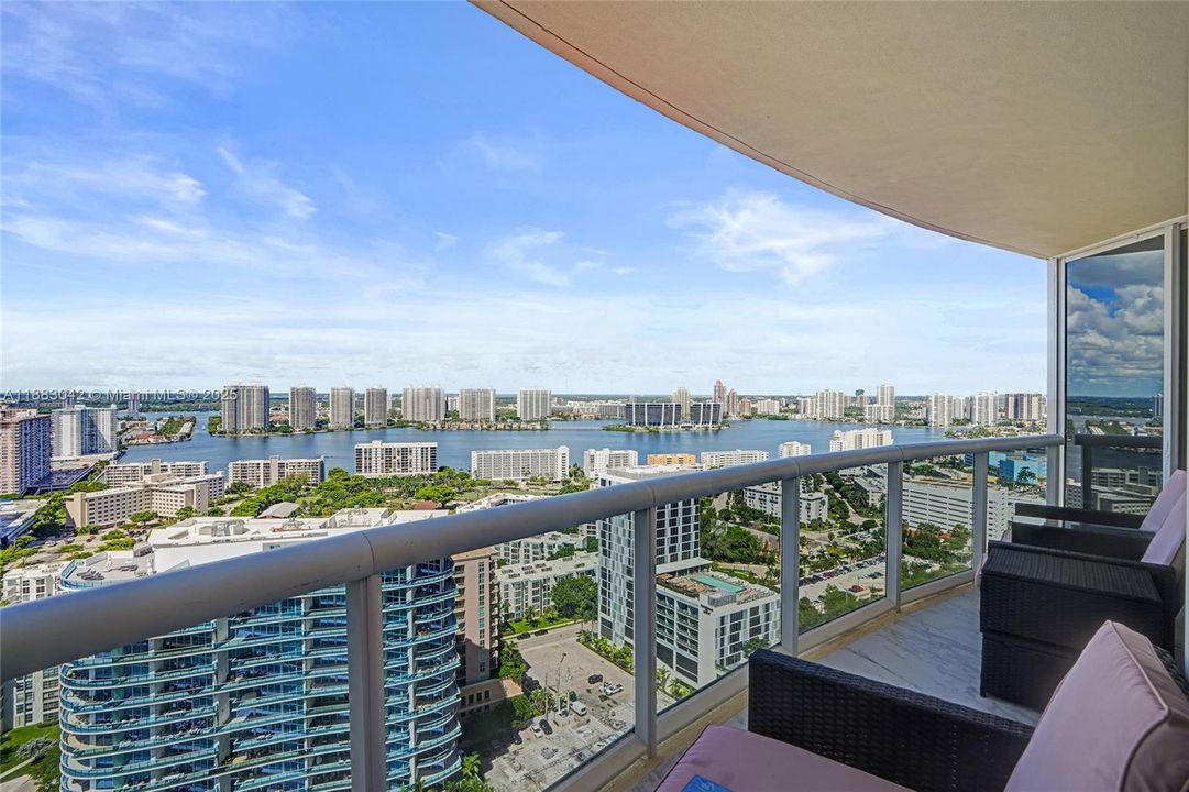 En Venta: $2,199,000 (3 camas, 3 baños, 2090 Pies cuadrados)