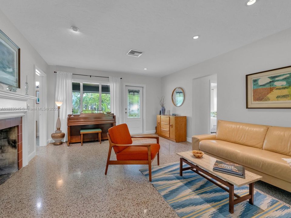 合同活跃: $1,675,000 (3 贝兹, 2 浴室, 1324 平方英尺)