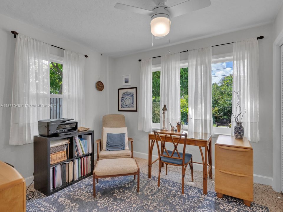 合同活跃: $1,675,000 (3 贝兹, 2 浴室, 1324 平方英尺)