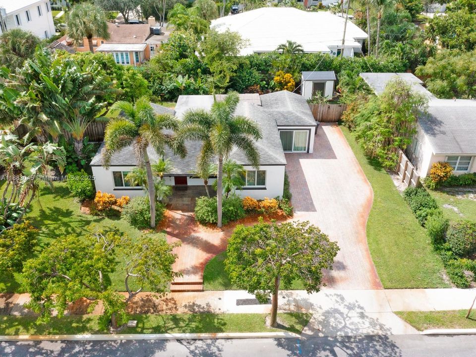 合同活跃: $1,675,000 (3 贝兹, 2 浴室, 1324 平方英尺)