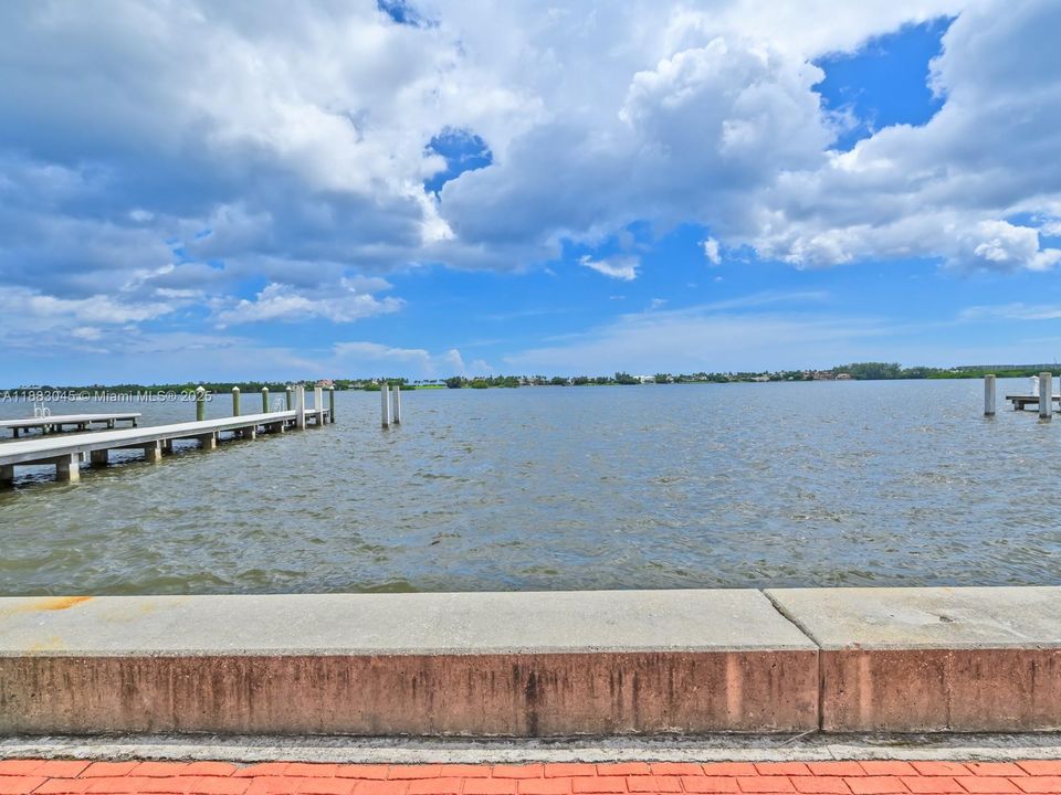 合同活跃: $1,675,000 (3 贝兹, 2 浴室, 1324 平方英尺)