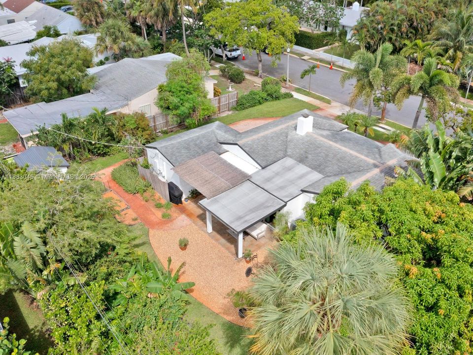 合同活跃: $1,675,000 (3 贝兹, 2 浴室, 1324 平方英尺)