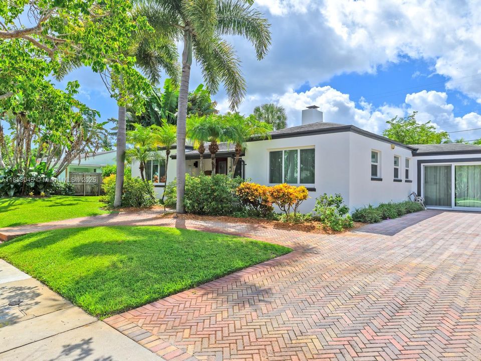 合同活跃: $1,675,000 (3 贝兹, 2 浴室, 1324 平方英尺)