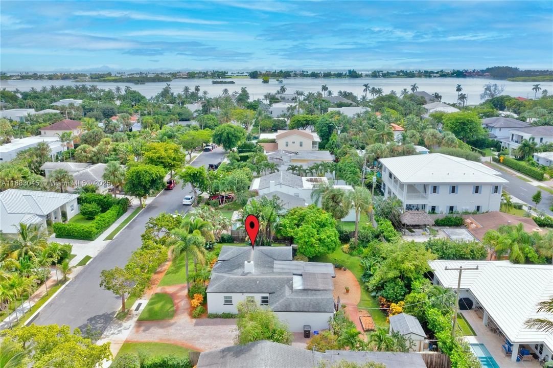 合同活跃: $1,675,000 (3 贝兹, 2 浴室, 1324 平方英尺)