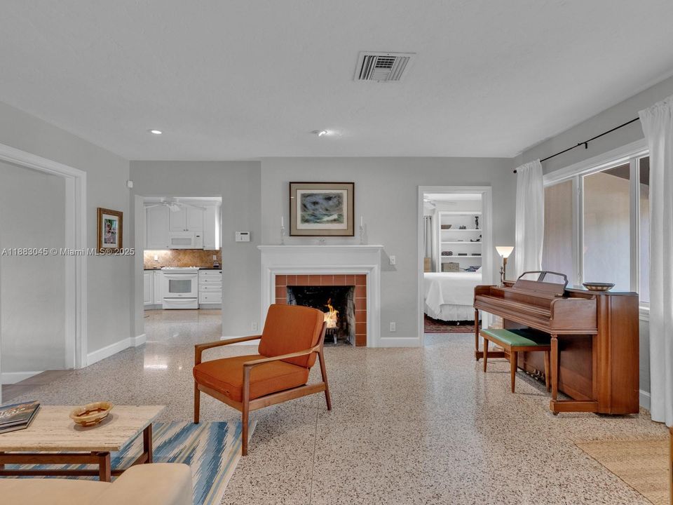 合同活跃: $1,675,000 (3 贝兹, 2 浴室, 1324 平方英尺)