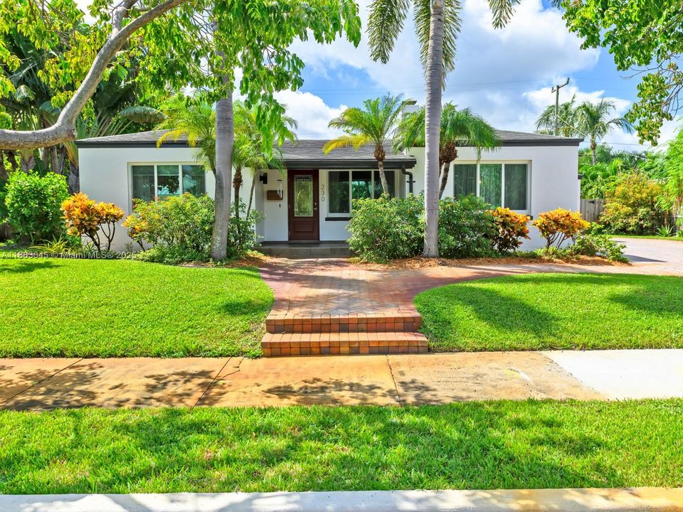 合同活跃: $1,675,000 (3 贝兹, 2 浴室, 1324 平方英尺)