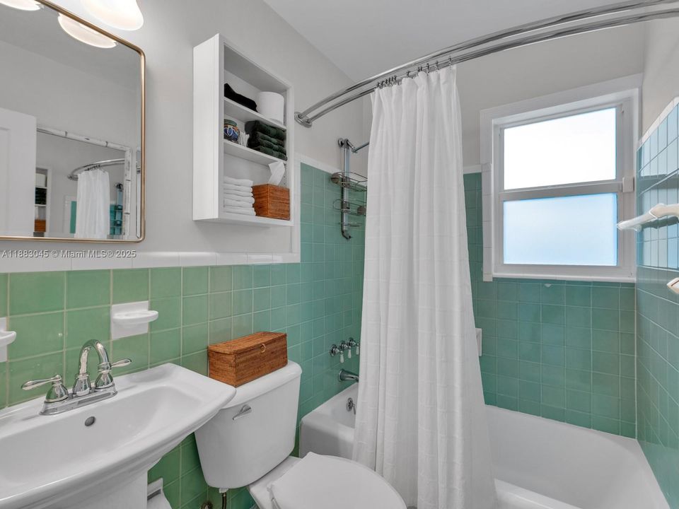 合同活跃: $1,675,000 (3 贝兹, 2 浴室, 1324 平方英尺)