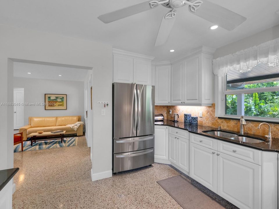 合同活跃: $1,675,000 (3 贝兹, 2 浴室, 1324 平方英尺)