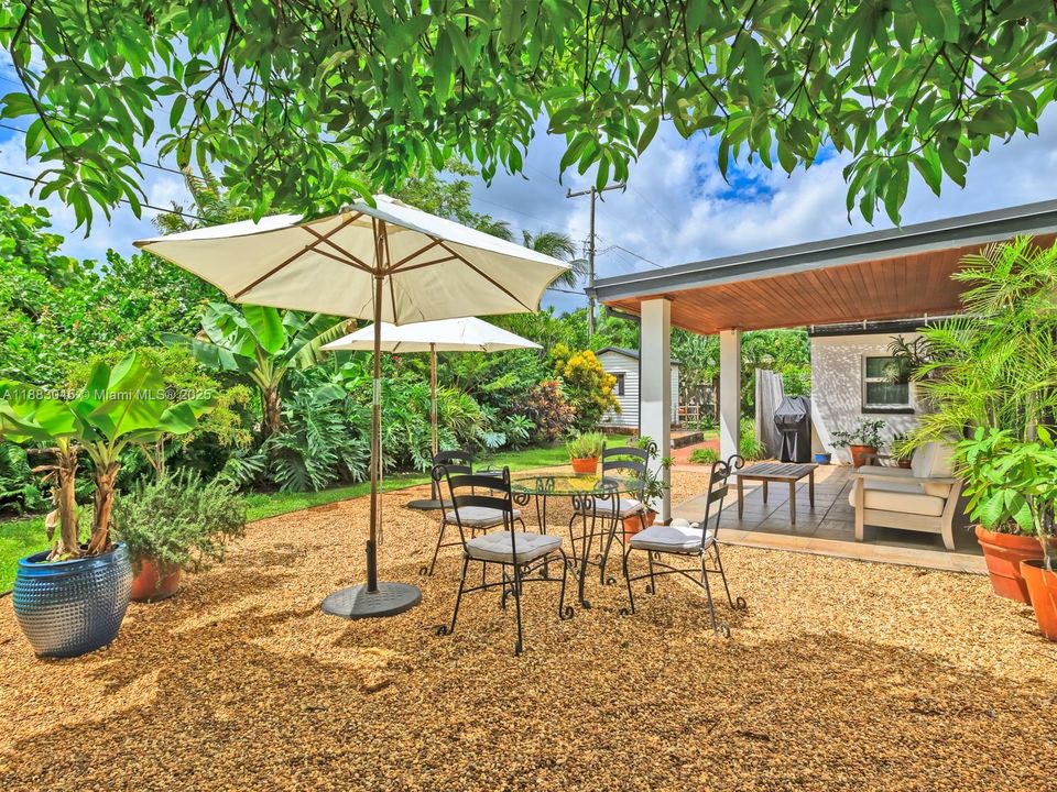 合同活跃: $1,675,000 (3 贝兹, 2 浴室, 1324 平方英尺)